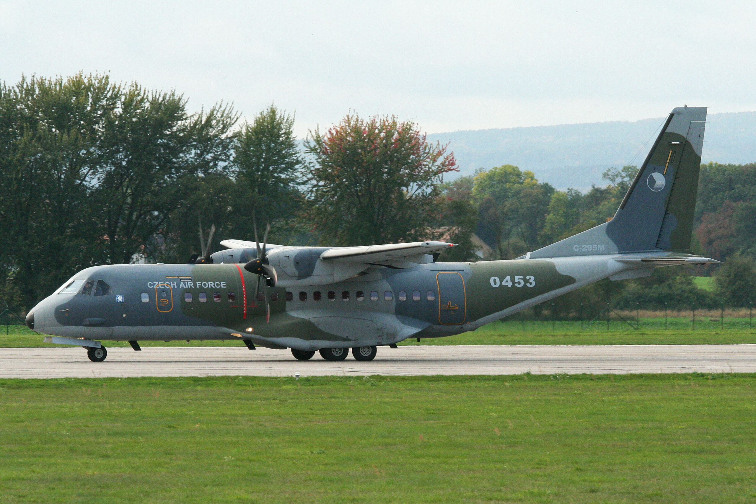 Vojenský transportní letoun C-295M Českých vzdušných sil na ranveji Letiště Pardubice